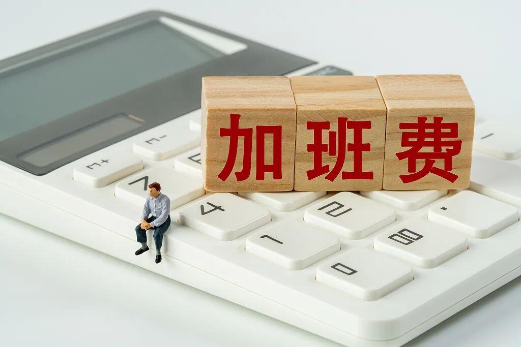 湖北武汉，一名男子需要陪护患病的亲人，打算动用加班积攒的206小时调休，被公司回