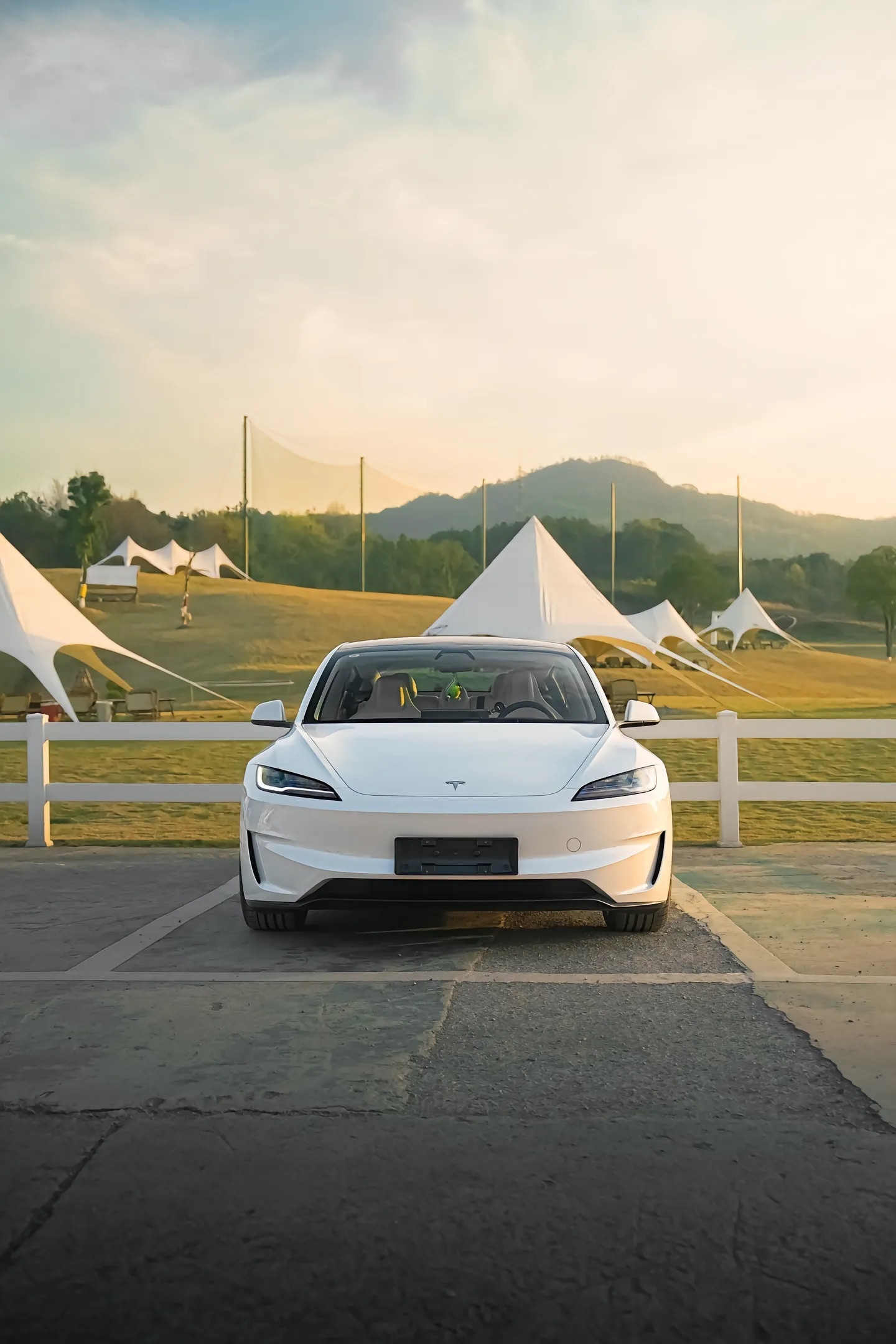 特斯拉|Model3，每次锁车后，都忍不住回头看两眼，或许这就是买对车了。