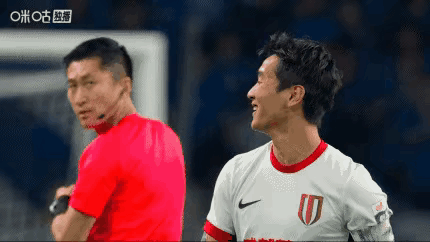 他的笑，着实令人毛骨悚然，[捂脸哭][捂脸哭][捂脸哭]但是却深深地温暖了球迷的心。