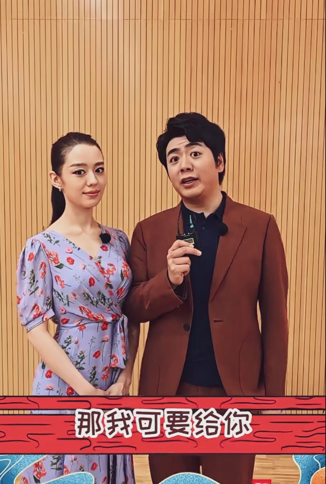 郎朗吉娜夫妇同框出镜，一起聊中国美食文化，两人面对镜头轻松自然，郎朗负责互动吉娜
