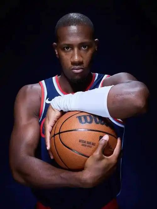 肉搏战是最适合邓恩的比赛快船险胜火箭，邓恩展现出逆天的防守，而且主控的邓恩控