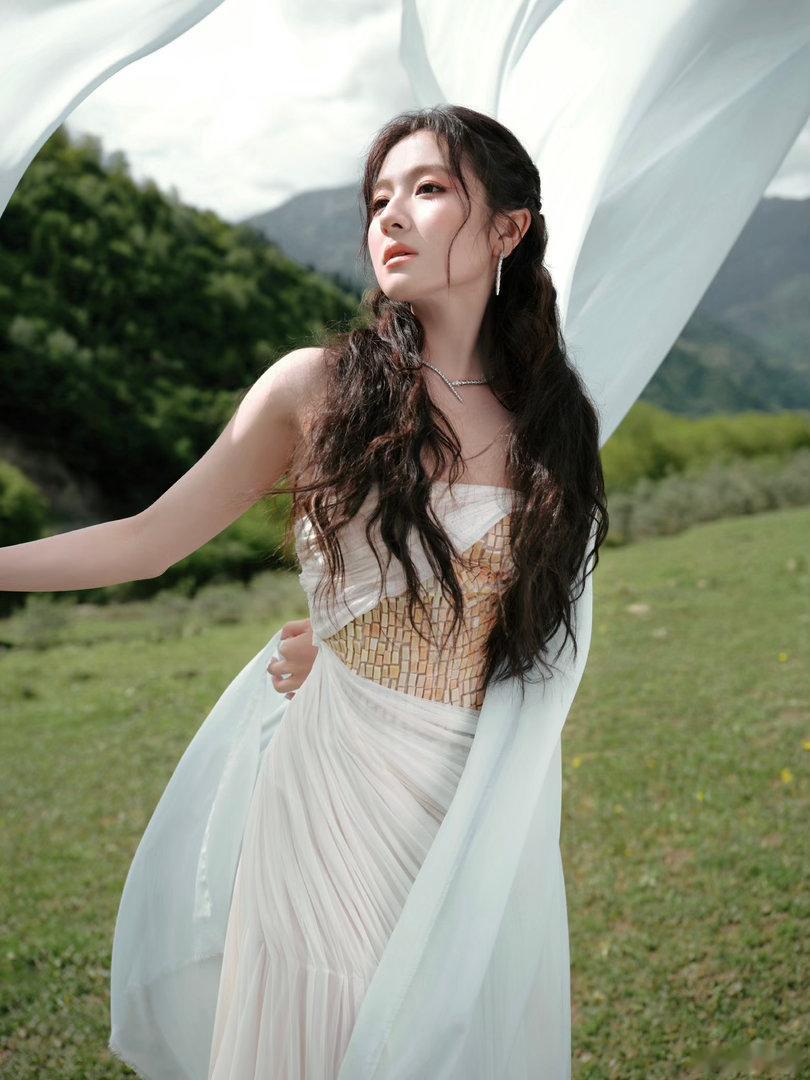 李兰迪美得好大气谁还没看李兰迪的红毯造型？白裙+卷发，干干净净却气场全开。从容
