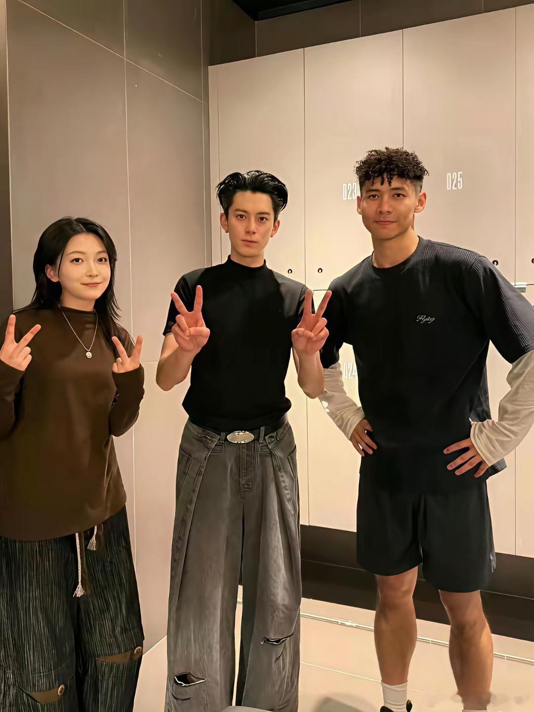 王鹤棣跟素人一合照，对比太明显了。那脸小得啊，直接比旁边的人小一圈，身材比例也夸