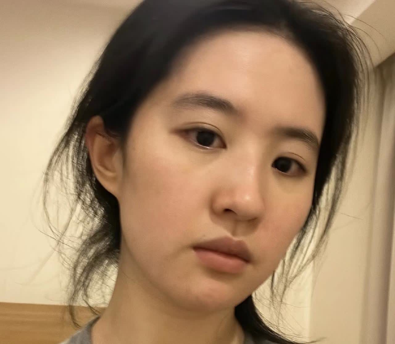 37岁刘亦菲自拍照曝光，素颜状态没有网上吹的那么漂亮。刘亦菲睡醒后便拍下了自