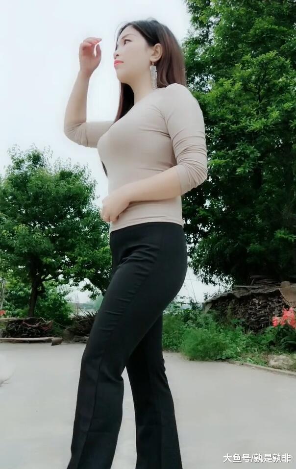 打扮时尚的轻熟美女, 让人感受到女人的美不分年龄