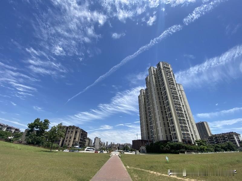 上联：清风缕缕惹人醉。请诗友下联