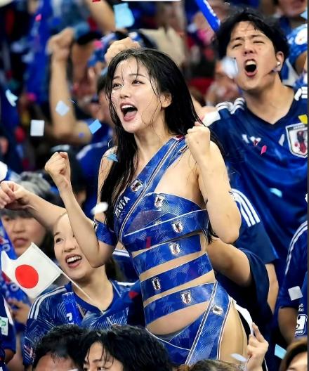 她“啥都不穿”！日本本土举办的国际足球友谊赛现场，一名年轻女球迷没有购置球队正