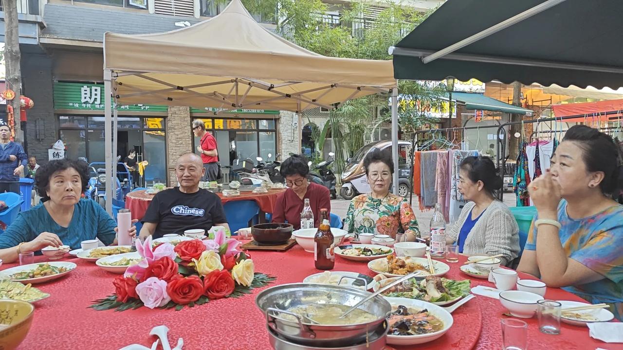 在西双版纳景洪也有好多东北老乡群，这些群基本上都是跳广场舞互相认识，组织起来的群