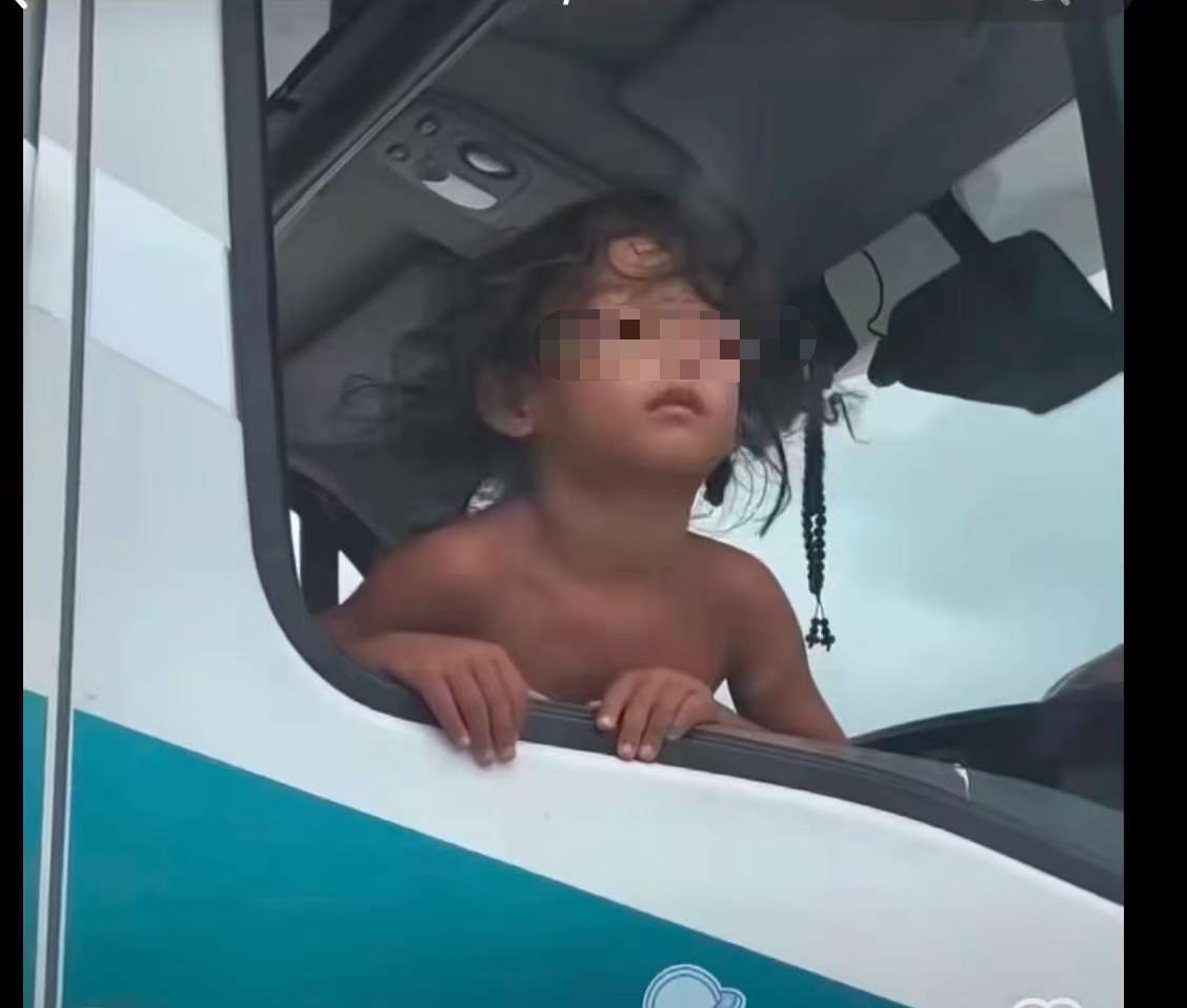 原来这就是野人小孩以前的生活环境！一位博主去野人小孩生活过的地方拍照，当地人说