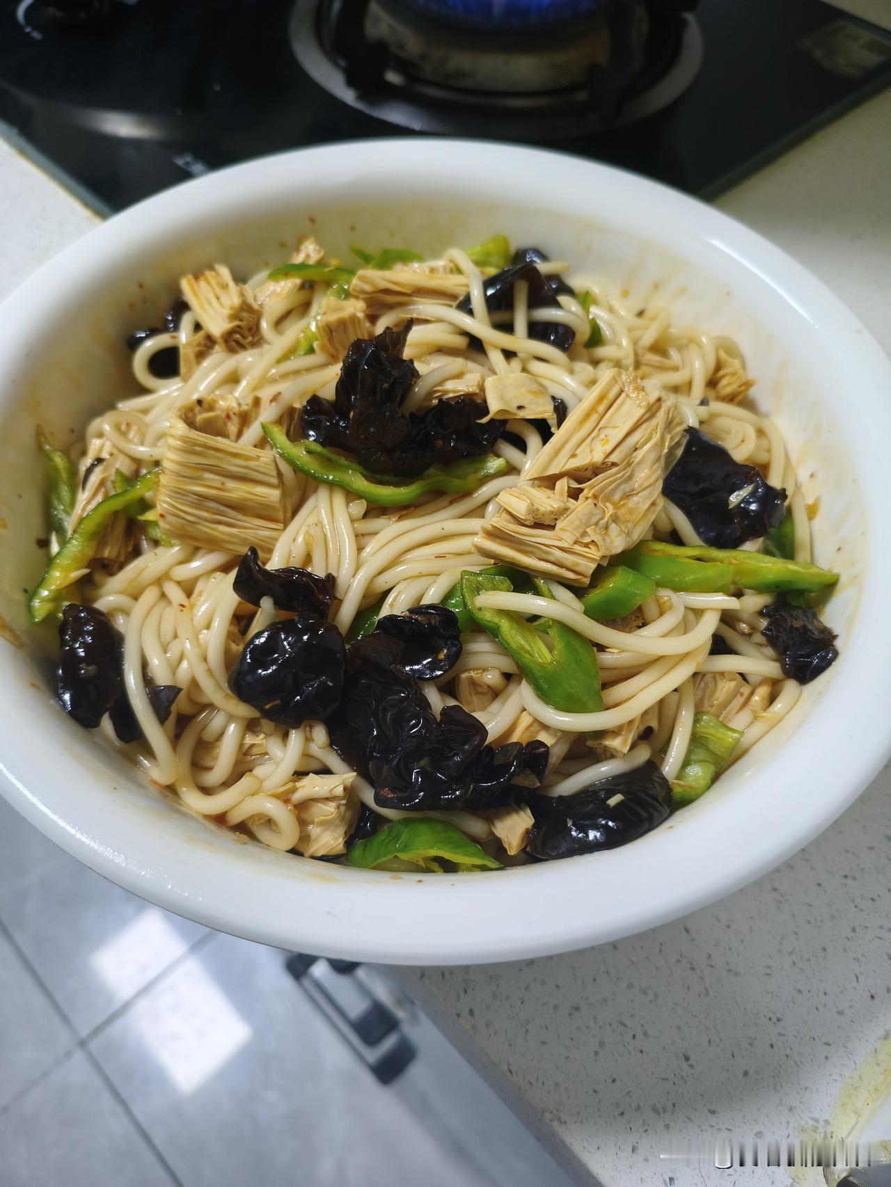 今天，感觉我碰到的尽是些奇葩事。中午，先是一个50岁的男人在银行办业务。