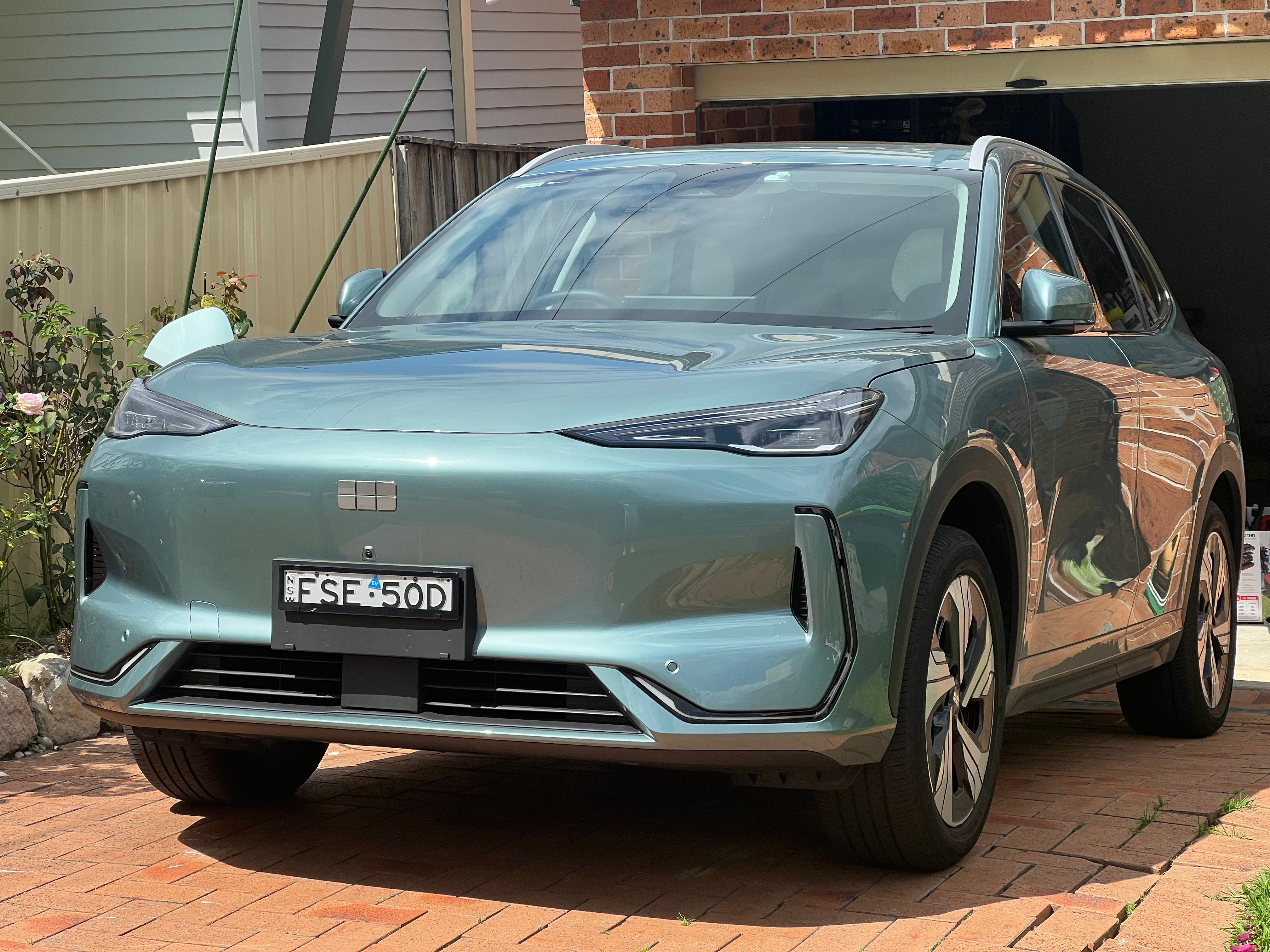 作为可能是全网唯一的吉利银河E5+吉利EX5海内外双持家庭：1.海外版EX5的