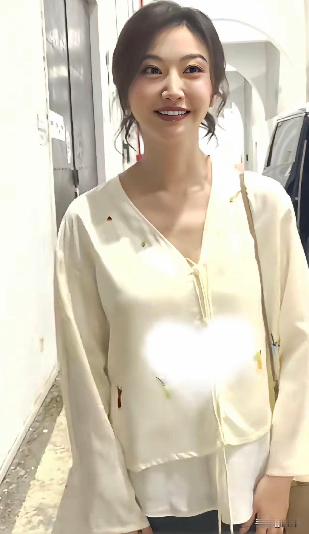 景甜胳膊细腿也掩盖不了少妇韵味，可惜还没有嫁人有点杨钰莹的影子。​