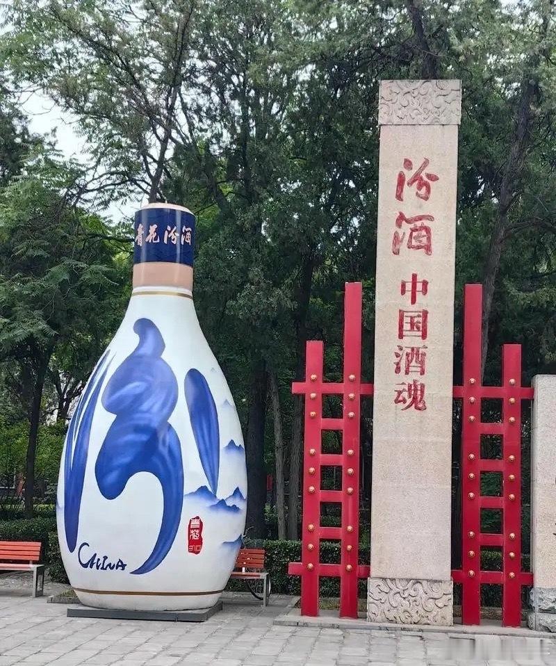 五大白酒股业绩集体下滑1.山西汾酒2025年前三季度营收329.24亿元，同比增