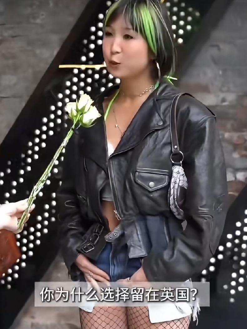 这位女留学生渴望留在英国，虽然她的家人列出英国诸多缺点，但她仍然不为所动，她认为