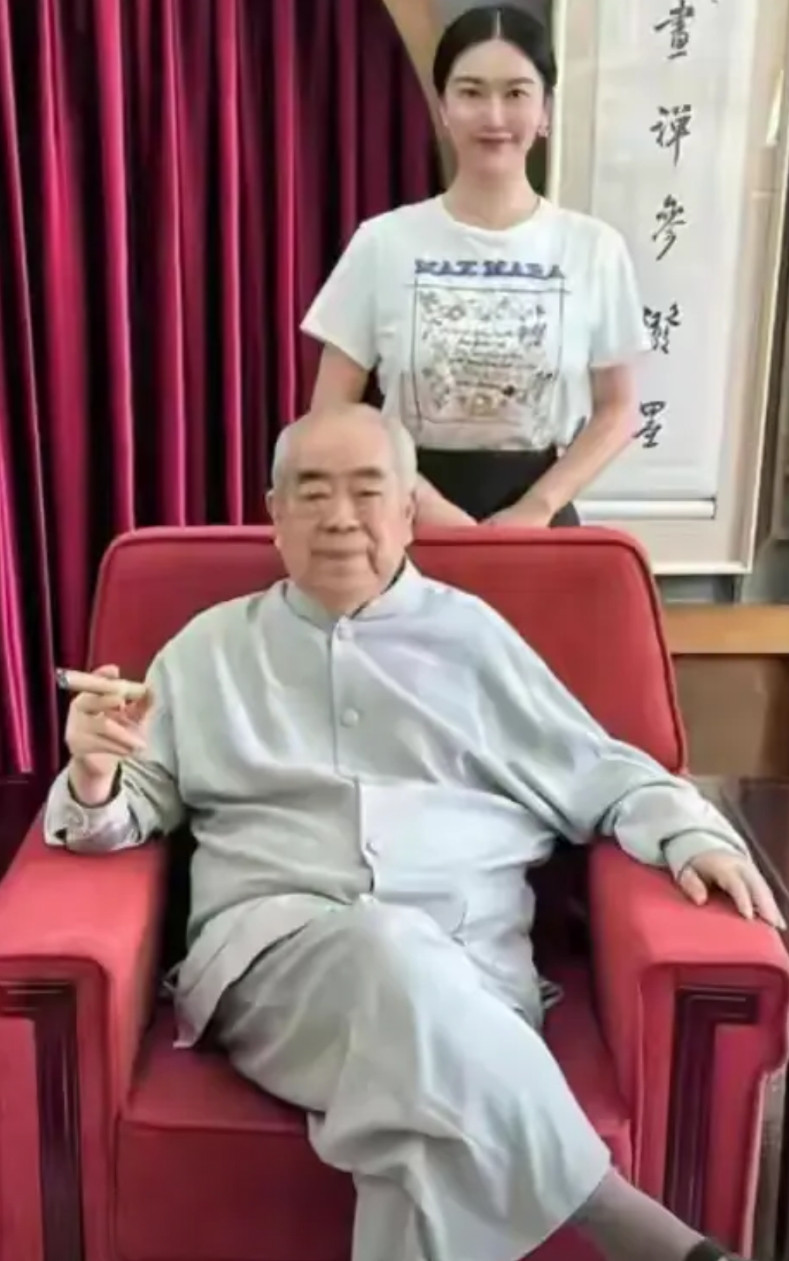 武汉大学又出了一个才女！武大校长张平文同志一觉睡醒估计又得哭晕在厕所。​除了杨
