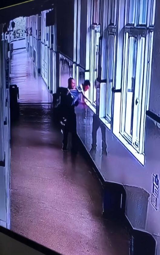 老师威胁殴打小学生后续来了现在老师被行政拘留，教育局给了记过处分，校长也被诫
