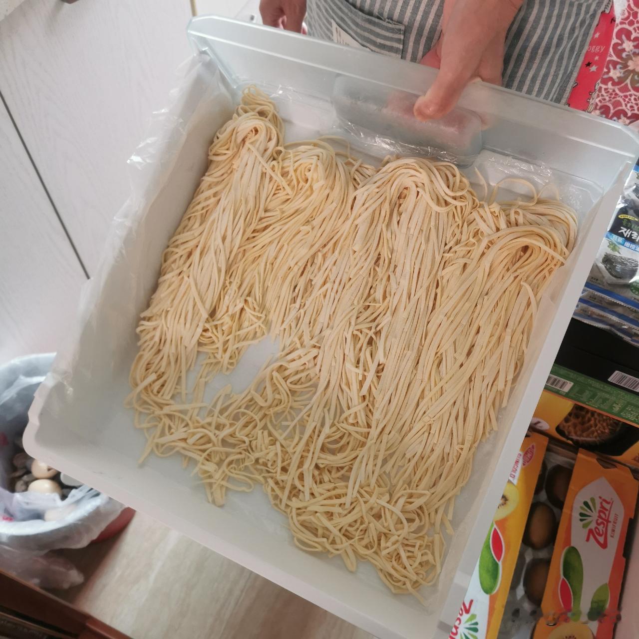 手擀蚬子芸豆面，今天二伏您家吃面条了吗？今天我家擀了4斤面的面条，有客人来，