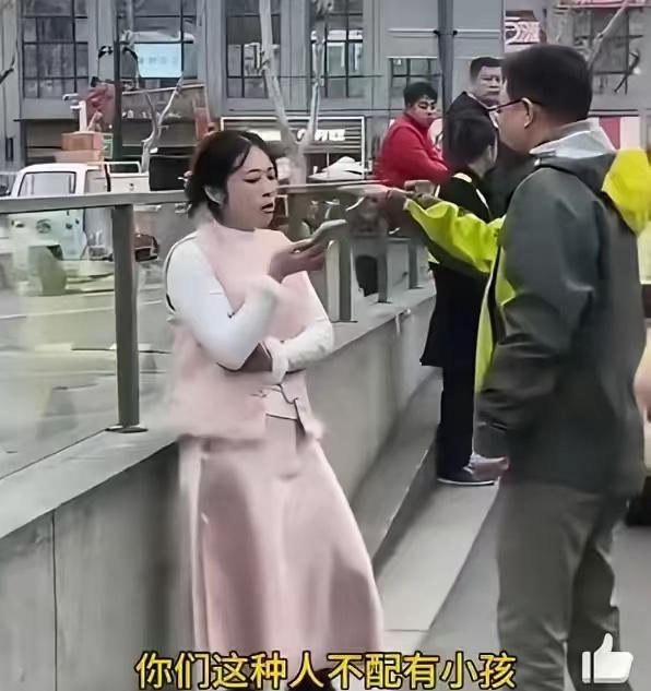 扬州这个被扇巴掌的女司机，活该被打。不挪车本来就不对，还骂人家“你这种人不配有小