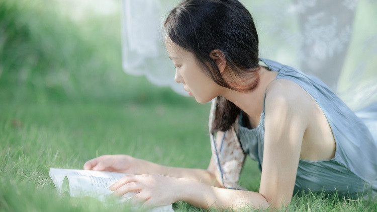女人对异性动了情，她还会特别在意你的看法和评价，希望能够得到你的认可与肯定。于