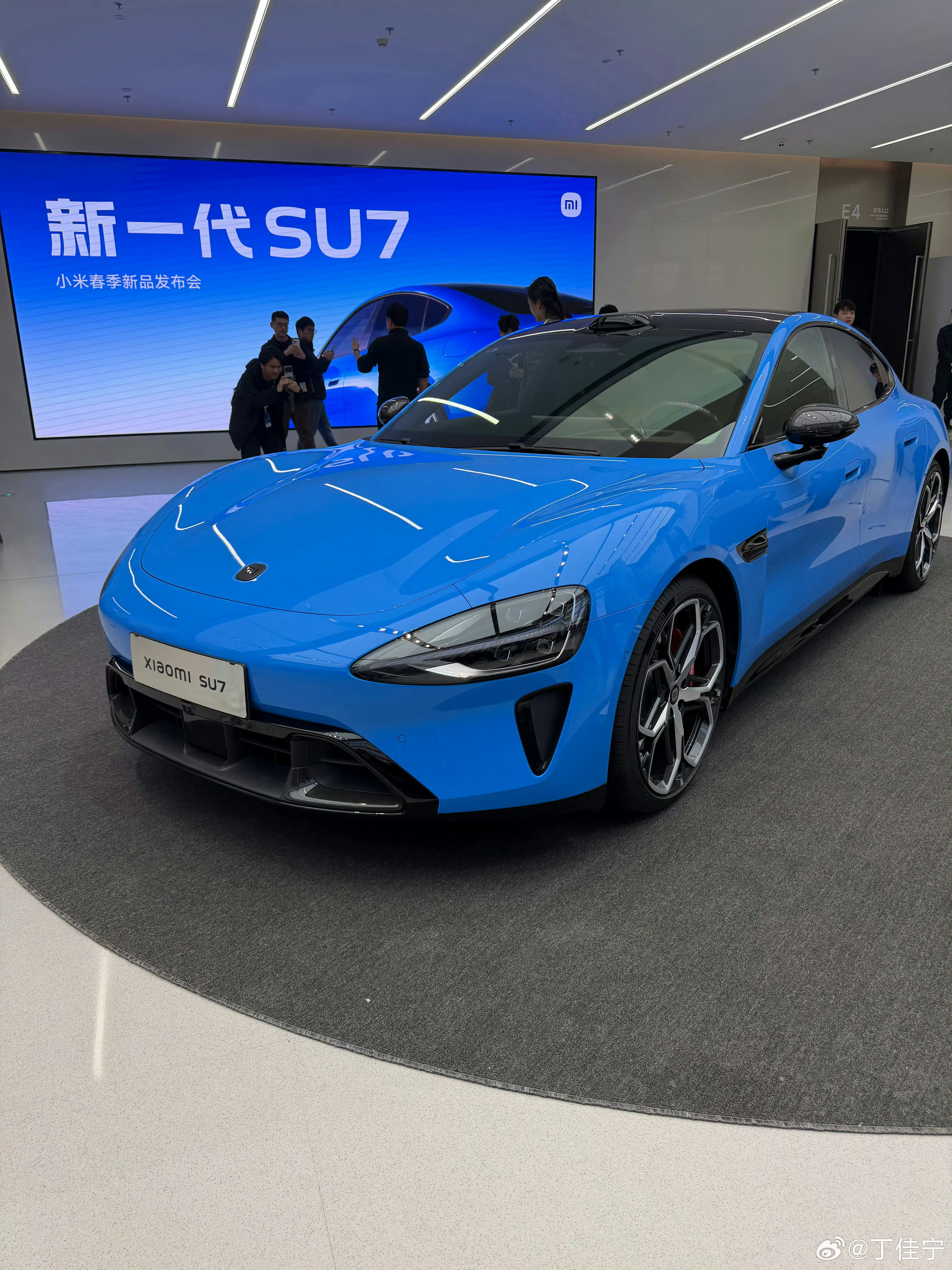 小米新SU7起售价21.99万元身边挺多朋友都买的小米，找时间也去试驾一下