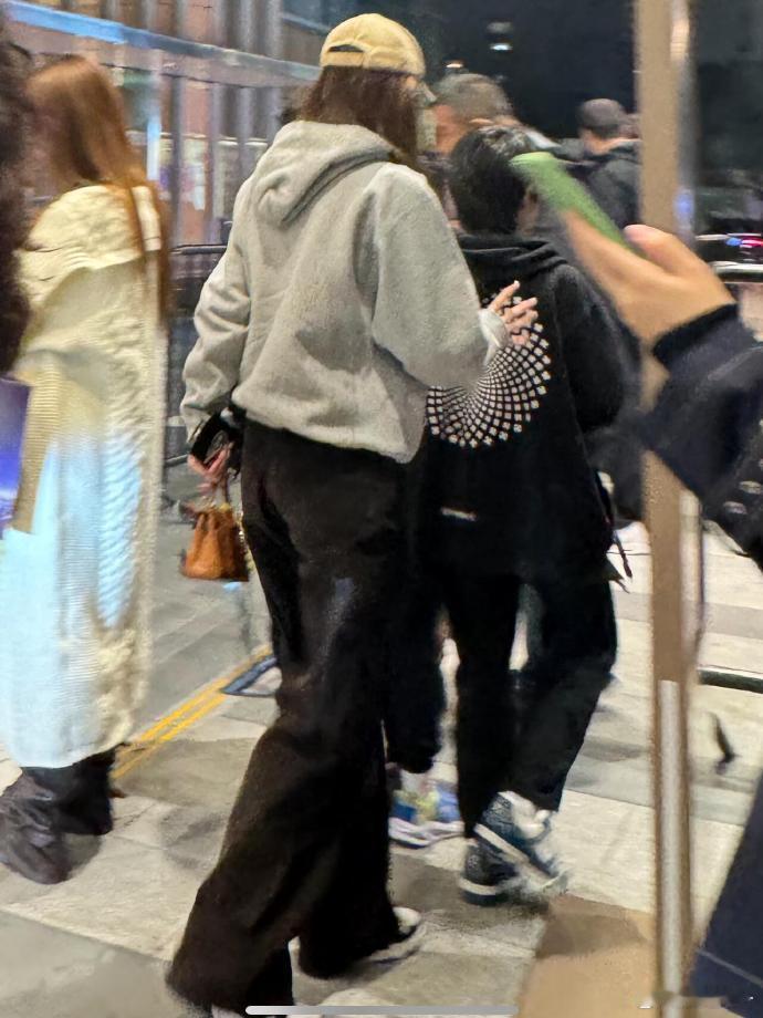 这下真的暴风成长了，继承了长腿基因的小海绵真的被baby养得很好