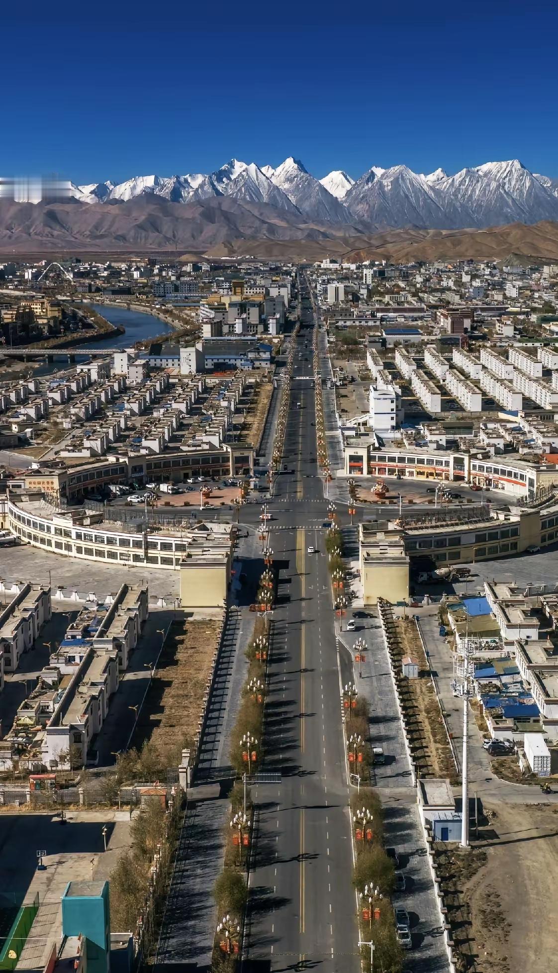 这里应该是世界上最高海拔的县城了吧，这里是中国的西藏阿里地区。地处海拔高的原