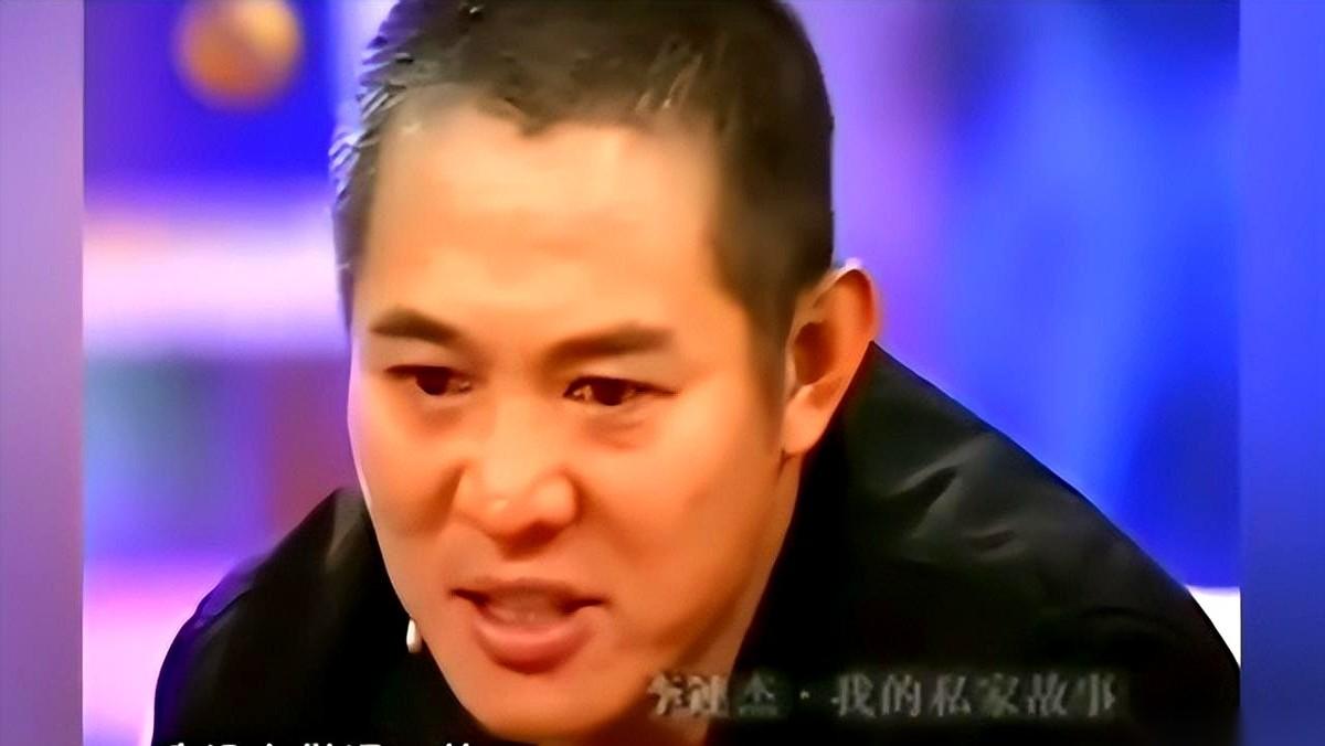 老外主持人当着全世界的面，指着李连杰说，你这太极软绵绵的，跟公园老大爷遛弯儿似的