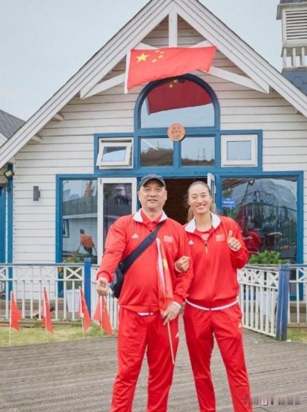 郑钦文父亲郑建坪说：“不用羡慕我女儿，她真是把苦熬成了路。”大家只盯着大满贯赛场