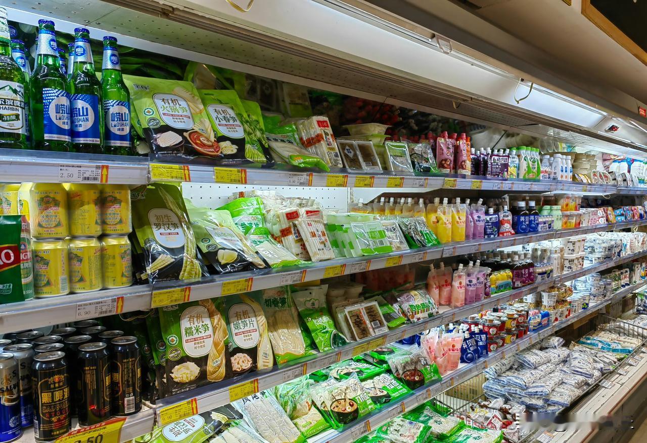 上午和同事一块去公司周边的超市逛了逛，买了一些生活用品和零食，就准备去结账。