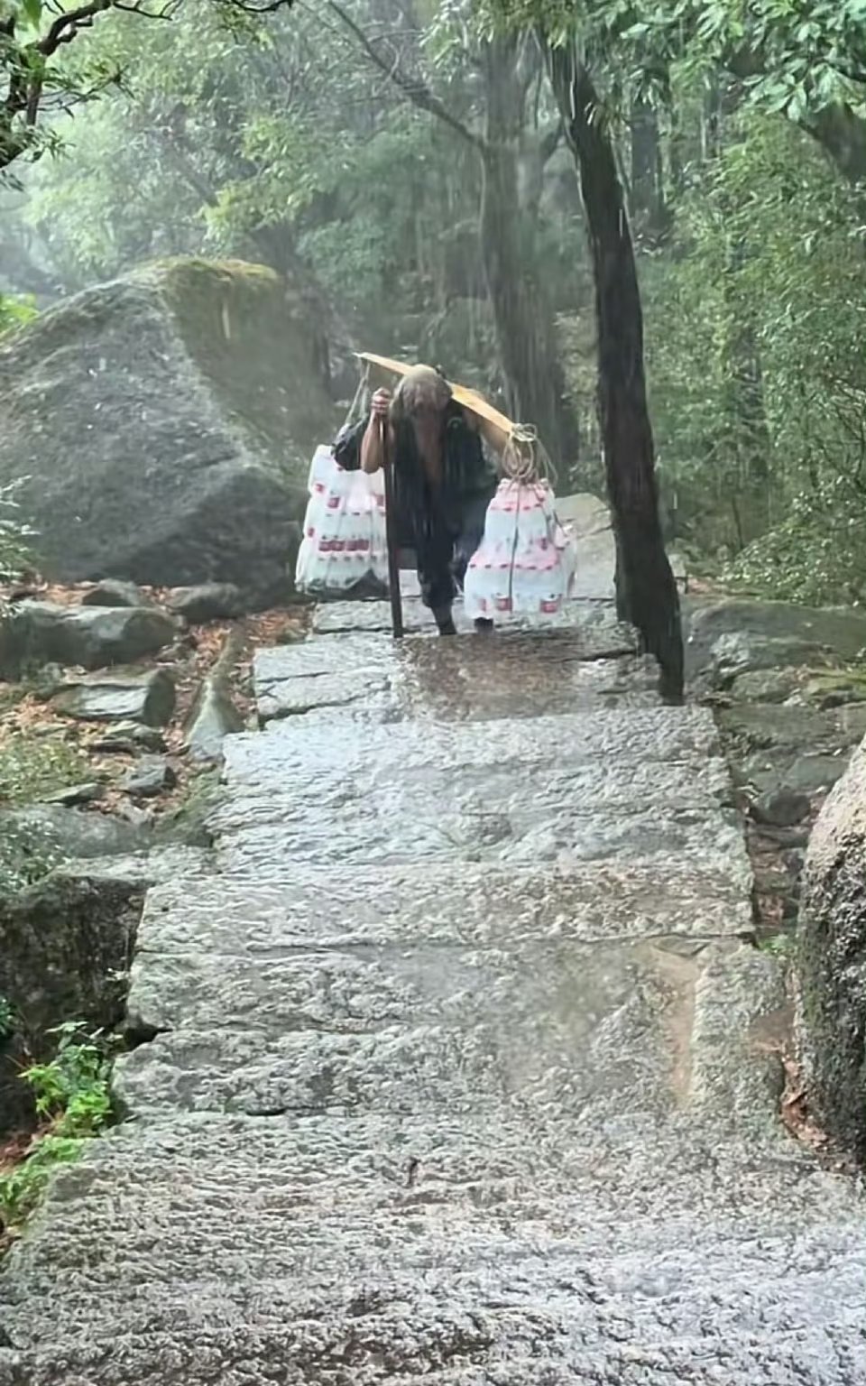 这种登山送水的工作，很容易被无人机替代，结果……​​​
