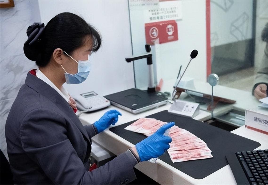 一位男子到银行取钱，卡里只剩3000元，银行职员问：“取多少？”男子说：“