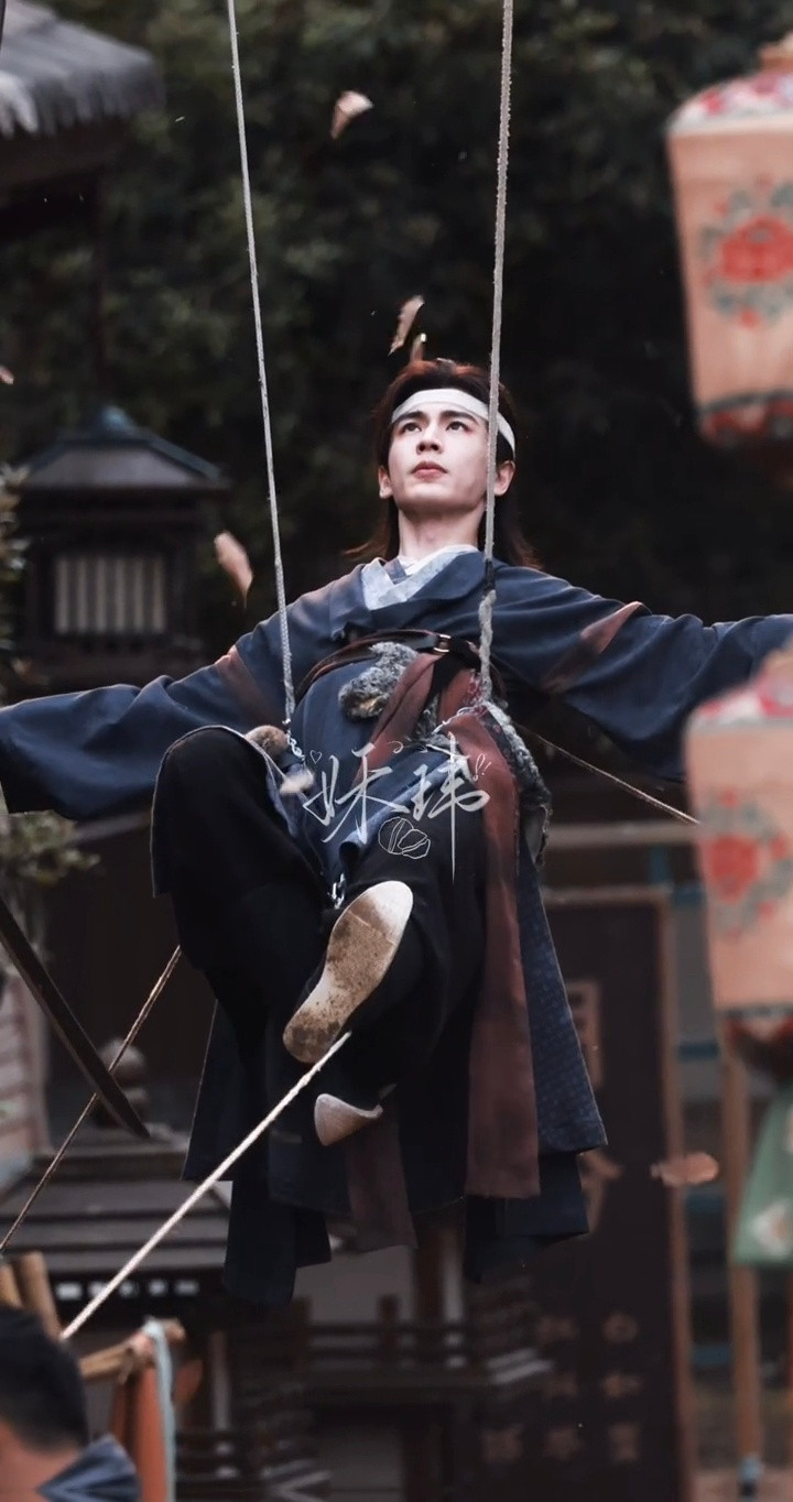 好行云流水的一套威亚动作！！可以梦武侠男主了张凌赫归鸾威亚路透张凌赫行云流水的