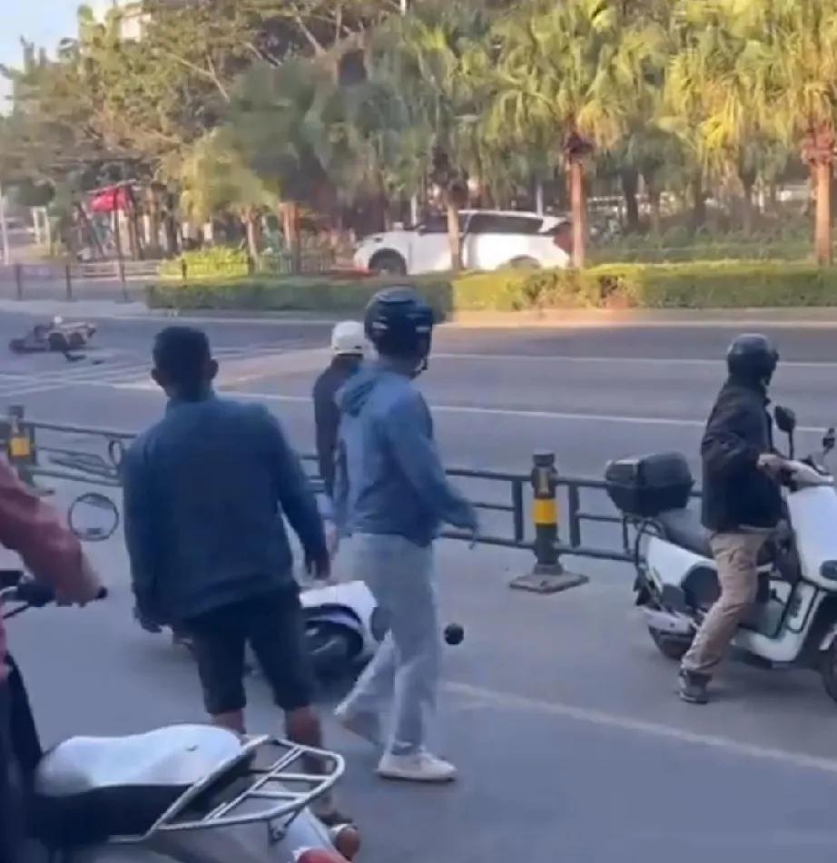 2月28日，海南三亚吉阳区凤凰路椰景蓝岸路段惊险一幕：一辆SUV突然失控，撞向行