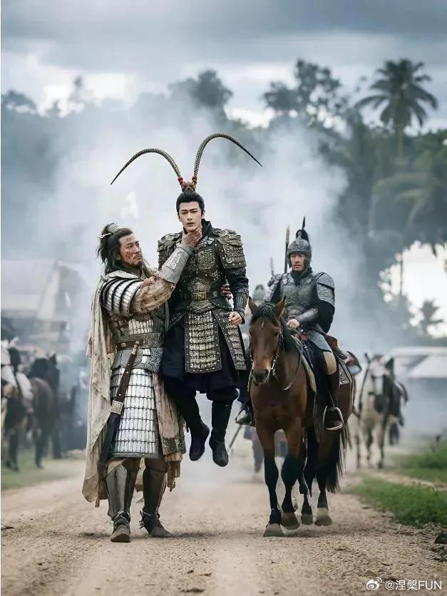 记者:请问你是在哪部剧火的何润东:逐玉记者:那你演的是什么角色何润东:我没演！