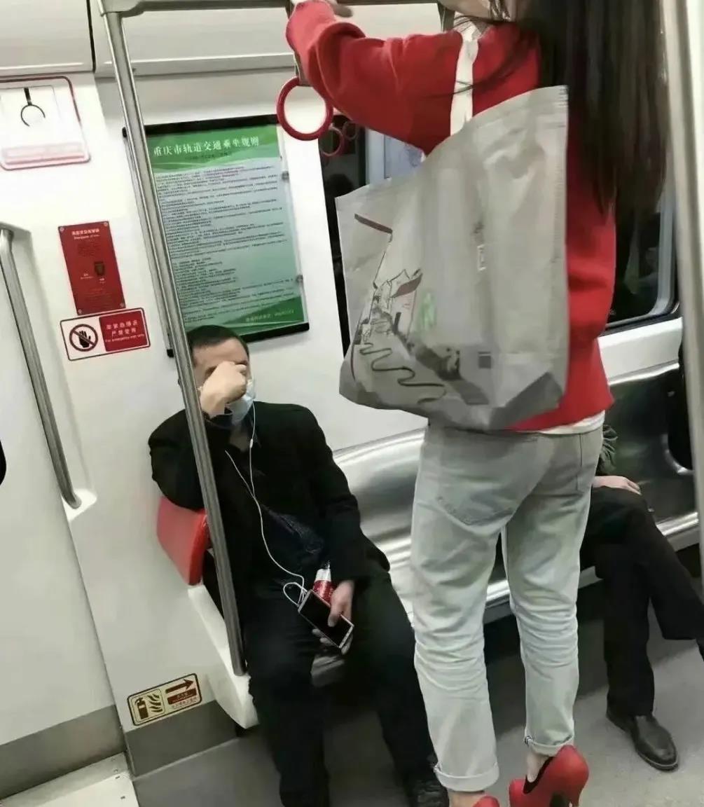 这是我见过最长的高跟鞋了，穿这种鞋走路能走的动吗？