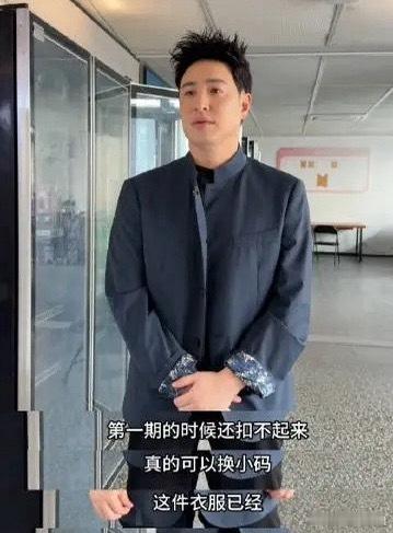 1.潘玮柏穿的是正常裤子，只不过因为太胖看起来像紧身裤。2.汪苏泷演唱会的伴舞比