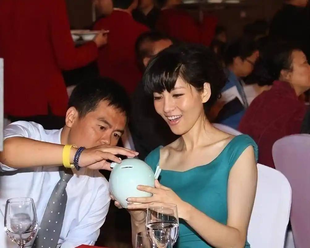 2013年，歌手陈红的丈夫李军，半夜翻过围墙闯入主持人沈星家中，发现沈星家中竟