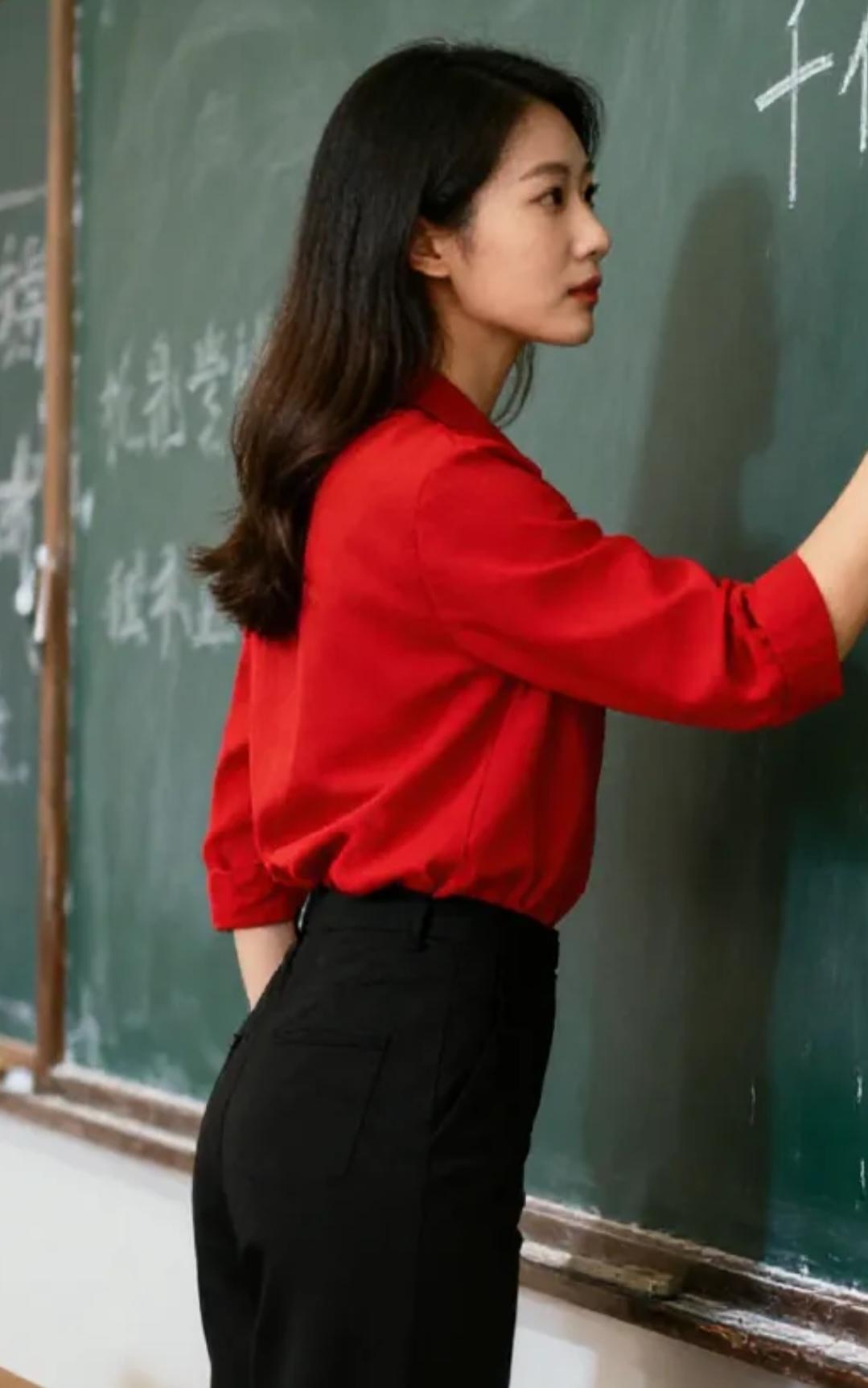 说实话，我原来一点不愿意去学校接送孩子，自打换了这个班主任以后，我总是挤时间往学