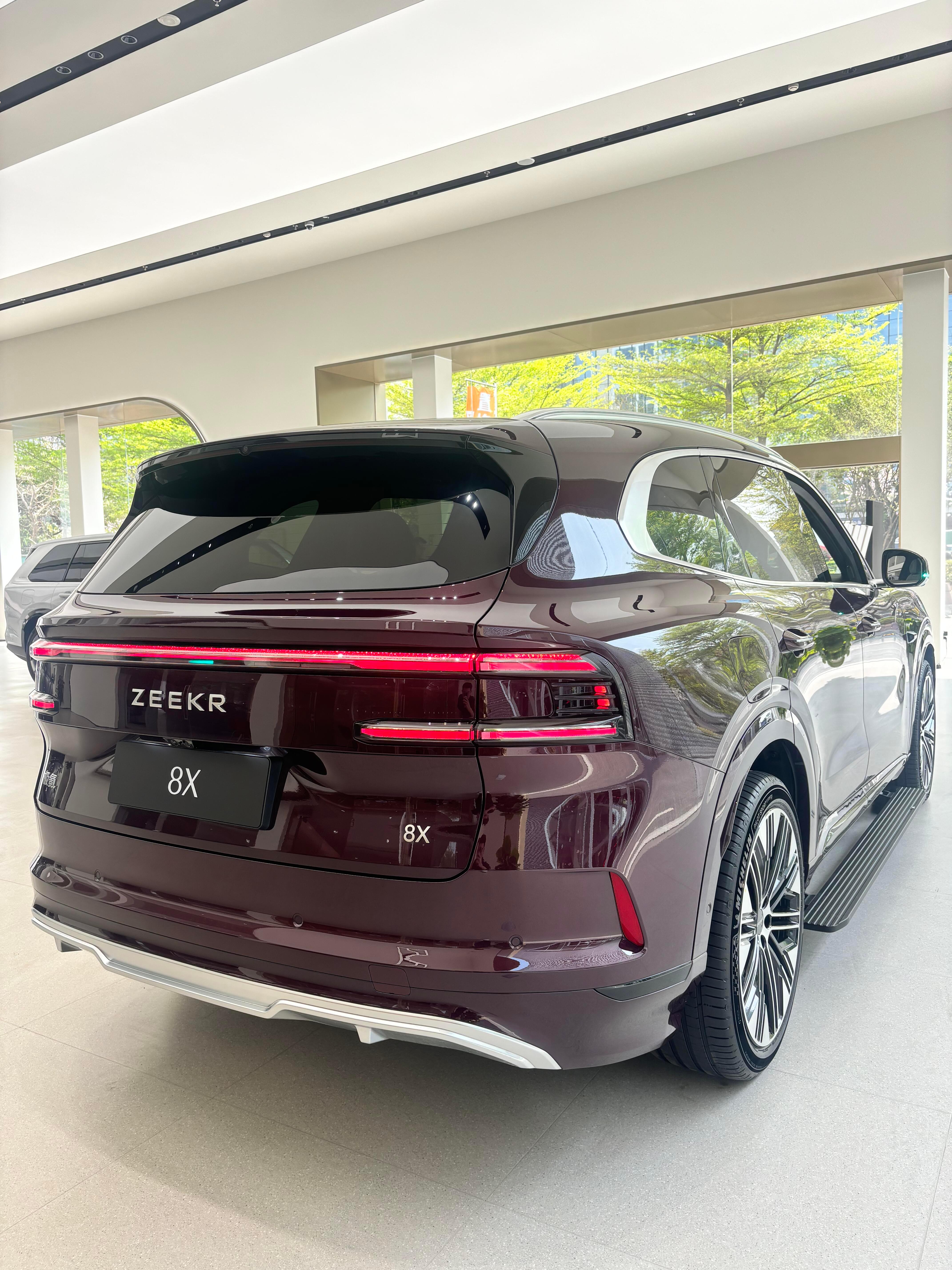 昨天在上海参加极氪8X的技术发布会客观讲，现在对于车辆参数我已经有点麻木了因为每