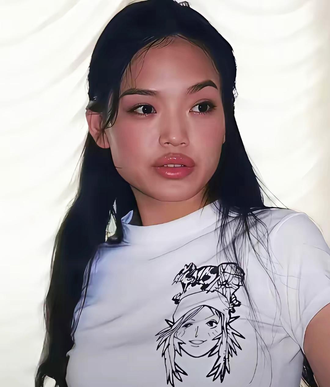 舒淇出道时的颜值真是不敢恭维！方脸厚嘴唇，土里土气，乍一看还有点像凤姐！但她简