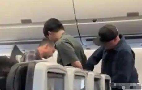 “实在太过蛮横！”上海飞往洛杉矶的航班之上，一名男子面对自家孩子骚扰邻座的情况，