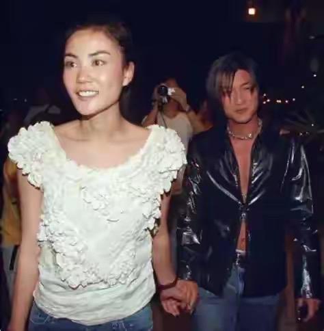 为什么王菲能一直这么红？真相只有一个！这也是华语乐坛公认的定论：1.乐