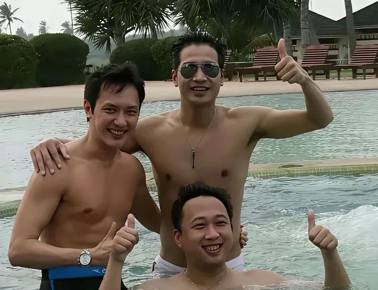 拍《美人心计》那会儿三个人一起泡温泉拍的，不过现在让大家最关注的不是冯绍峰和何晟