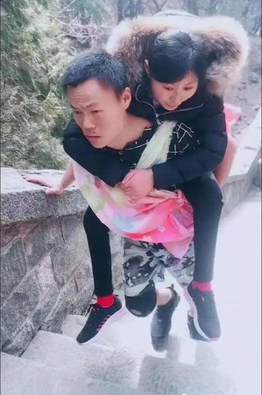 2008年，山东一21岁女子为爱私奔，岂料在翻墙时失足摔落，被确诊高位截瘫。男友