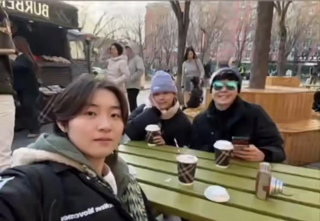 陈艺文晒出了与全红婵、司雅杰一起喝咖啡的照片，全红婵好可爱，知道对面好友要拍她，