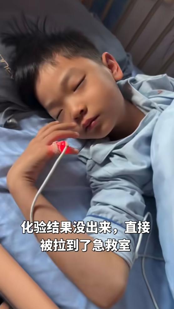 万万没想到！近日，江苏，一男孩写作业时，说自己头痛，睡一觉又好了，家长以为孩子在