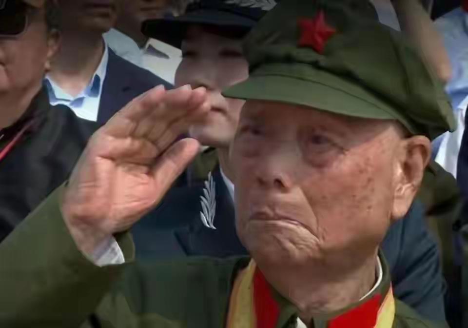 【老兵脱下军装，脱不下军人本色】椰林海风里，老王总迎着晨曦把被子叠成“豆腐块”。