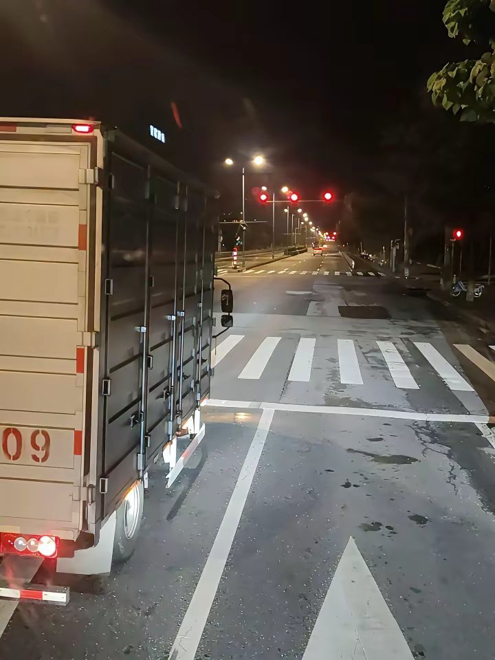 偌大个上海，居然找不着一段绿波路。每个红绿灯都得乖乖等！53公里的路程，愣是碰上