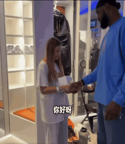 22颗星星！詹姆斯收全明星戒指，一个细节暴露“萌点”全明星正赛前，詹姆斯在更衣