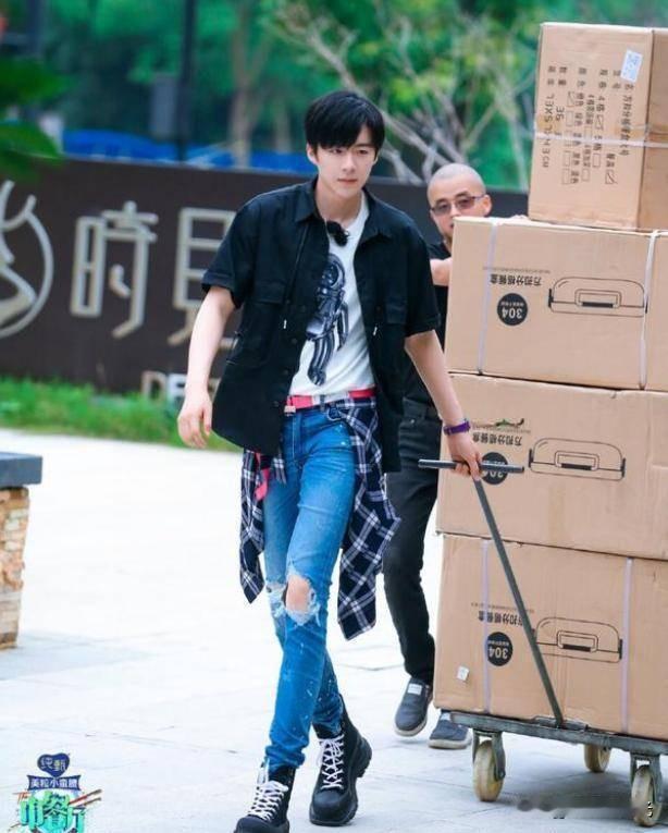 刘宇宁睡不着了。5G冲浪高手刘宇宁上网看到有人盘点古装帅哥，他就想看看有没有